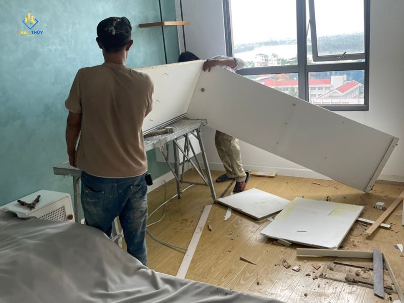 Xà bần và vật liệu tháo dỡ được thu gom để tổ chức vận chuyển theo điều kiện thi công chung cư.