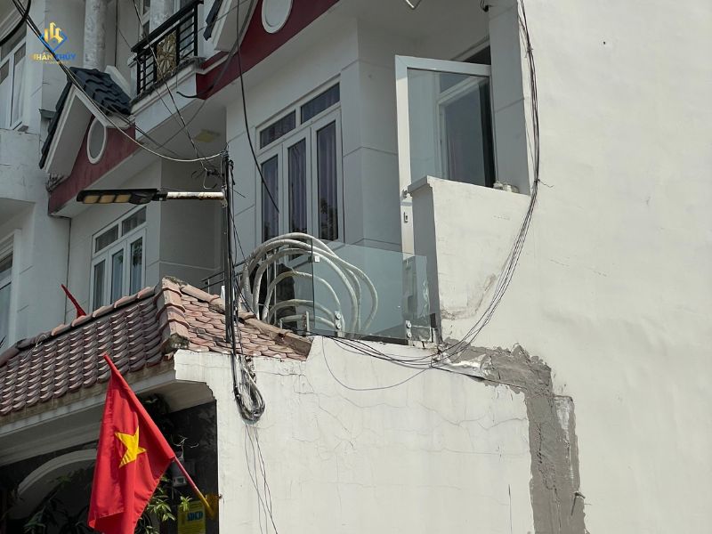 Bóc lớp vữa/sơn yếu đến nền còn chắc trước khi hoàn thiện