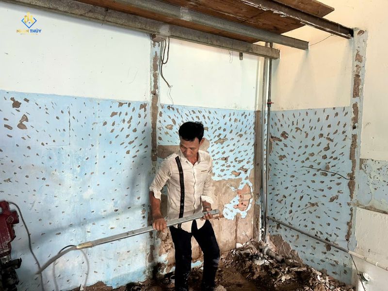 Tường nhà cũ bong lớp sơn và vữa trước khi sửa