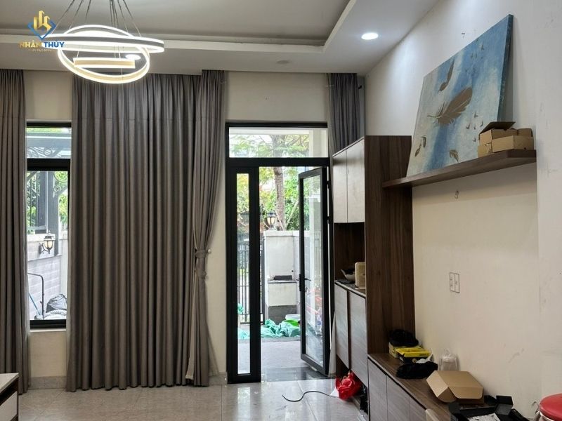 tường nhà màu sơn xuống cấp