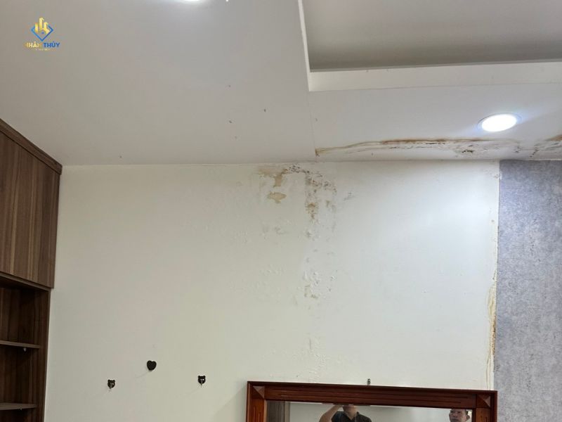 Vết thấm loang trên trần nhà tại Quận 9 ghi nhận trong buổi khảo sát
