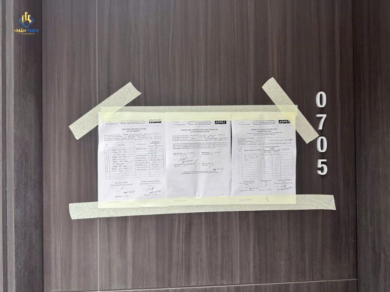Văn bản chấp thuận thi công, danh sách công nhân và kế hoạch thi công dán trên cửa căn hộ 0705, Cove Residences