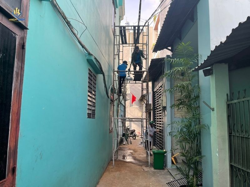 Vận chuyển vật tư vào hẻm nhỏ tại Bình Thạnh