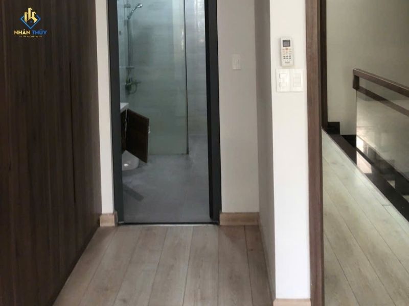 Khu vực phòng ngủ và cửa phòng tắm sau khi sơn hoàn thiện