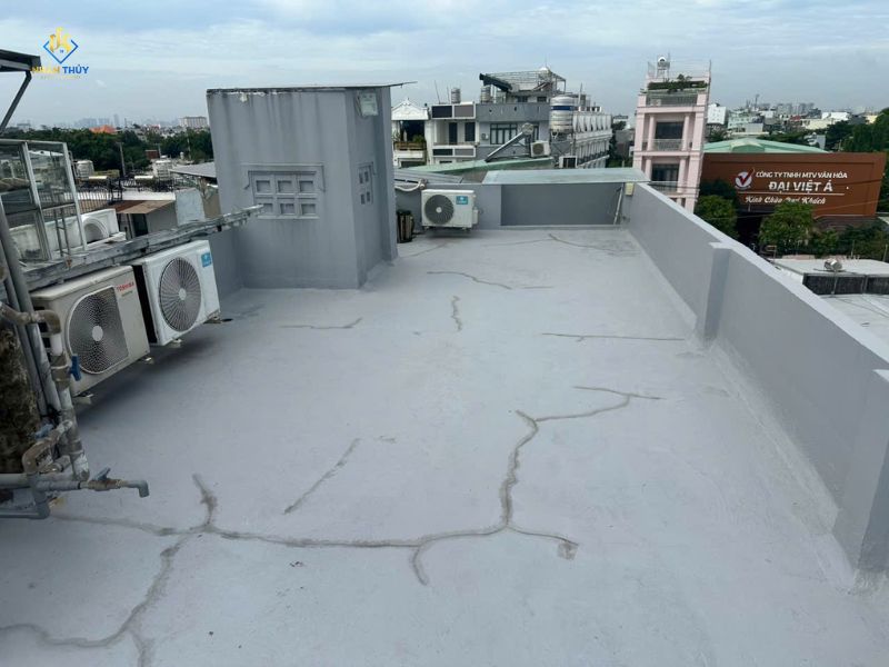 Vết nứt trên bề mặt sàn bê tông được kiểm tra tại hiện trường