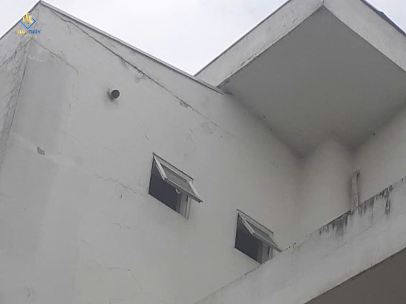 Vết nứt trên tường được kiểm tra khi nhà có dấu hiệu lún