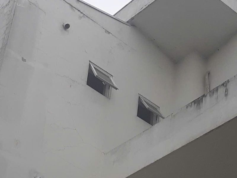 Vết nứt xiên trên tường nhà cũ gần các ô cửa sổ cần được kiểm tra nguyên nhân