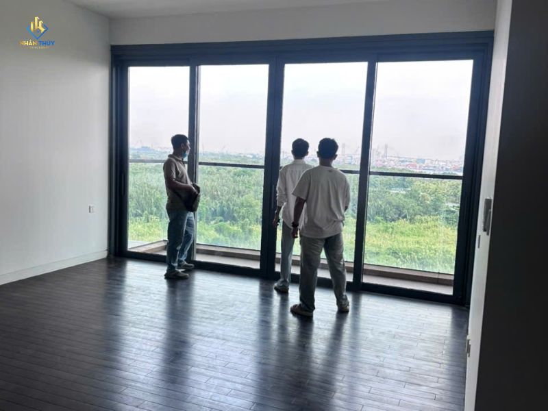 Gia chủ và đội Nhân Thủy kiểm tra hiện trạng trước khi sửa nhà