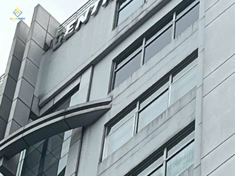 Bề mặt được chuẩn bị và xử lý tại vị trí bị ảnh hưởng trước khi hoàn thiện lớp bảo vệ.