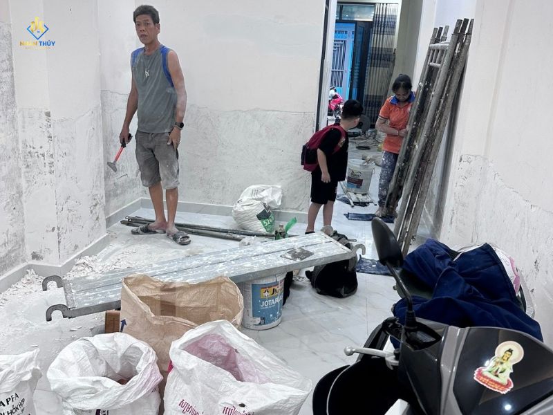 Nhân Thủy xử lý chân tường ẩm tại nhà anh chị Vân Linh