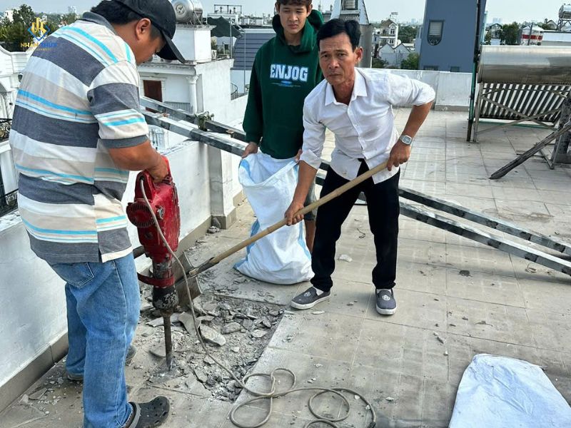 Thợ Nhân Thủy xử lý lớp nền cũ trước khi thi công chống thấm
