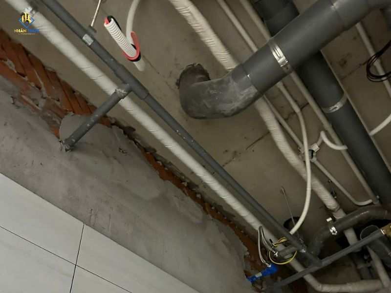 Thi công phần cấp thoát nước và nền trước khi ốp lát nhà vệ sinh