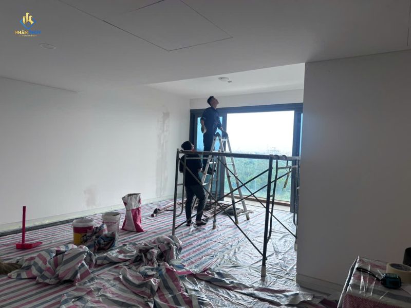 Thợ Nhân Thủy trét và sơn lại tường căn hộ Cove Residences nhìn ra sông, quận 2