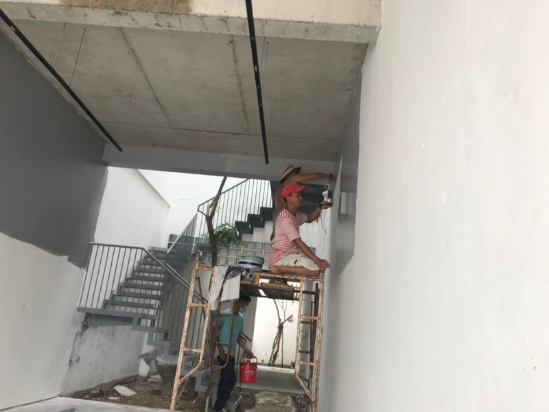 Xử lý bề mặt tường nhà bác Lê Thanh Chương trước khi sơn