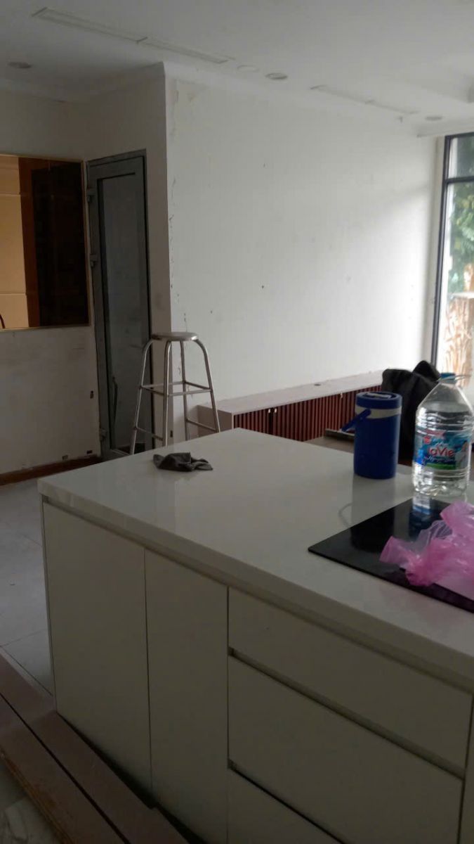 Đảo bếp và phòng khách căn hộ Central 3 sau xử lý tường