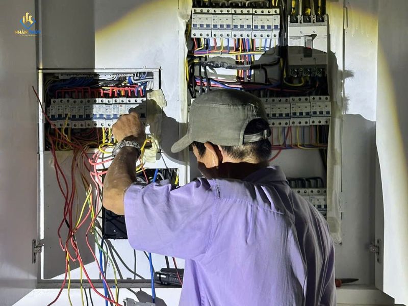 Thi công đường dây điện âm tường tại công trình