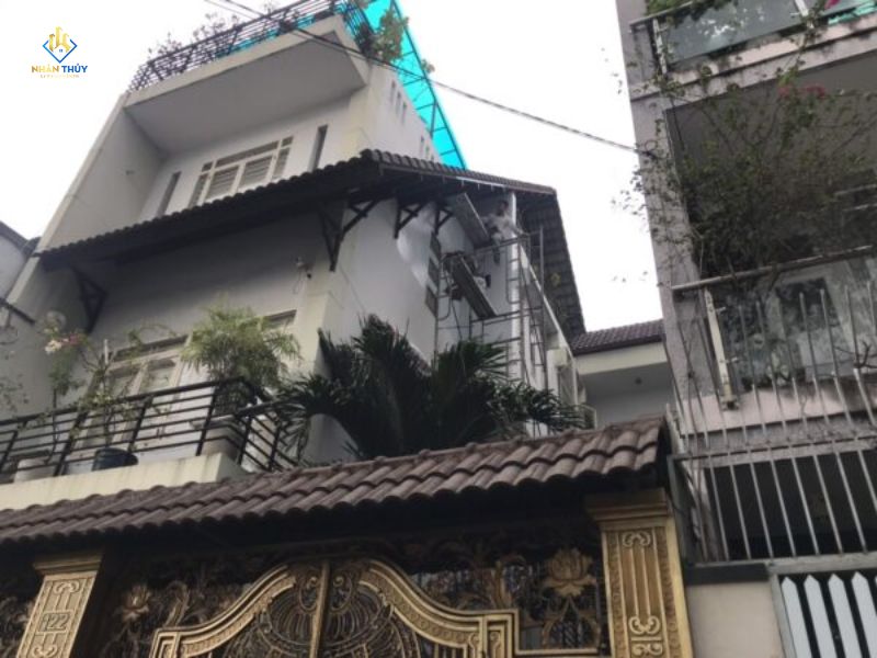 Nhân Thủy xử lý khu vực thấm tại 122 Lương Trúc Đàm
