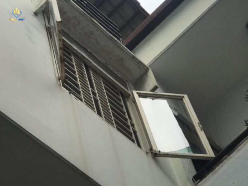 Tường nhà bị thấm ẩm tại 122 Lương Trúc Đàm Tân Phú