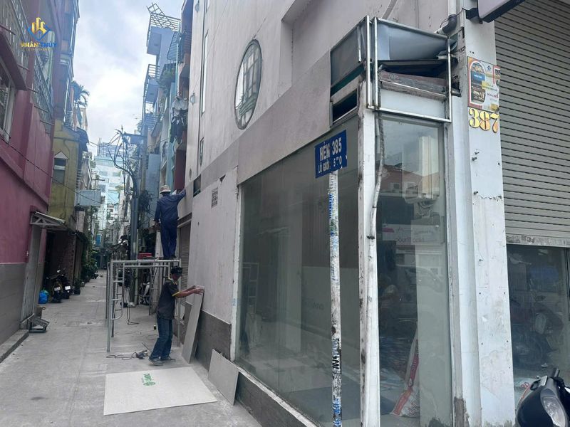 Vận chuyển vật tư vào công trình trong hẻm nhỏ tại Bình Tân